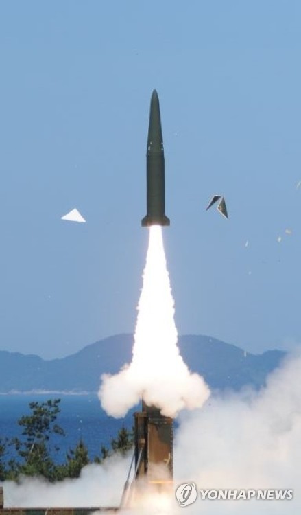 3日，韩国国防科学研究所（ADD）在位于忠清南道泰安郡的安兴综合试验场成功试射了射程在500公里以上的（可覆盖朝鲜全境）的弹道导弹和地对空制导武器。（韩联社/韩国国防部）