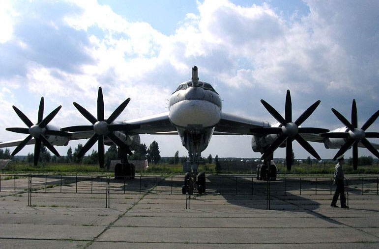 俄军两月折损两架图-95战略轰炸机 - 中国军网