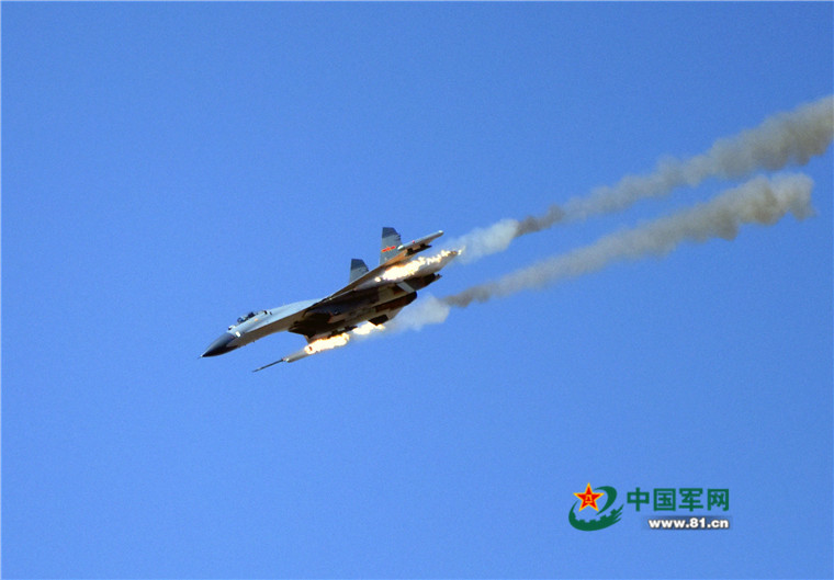 3月30日,西部战区空军航空兵某团组织新飞行员进行火箭,火炮地靶实弹