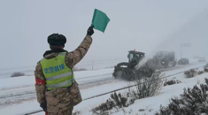 川藏线突降大雪 武警官兵紧急出动抢通