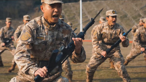 血性十足 刺杀训练现场“杀”声震天