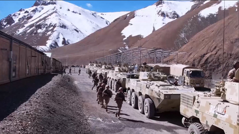 新疆军区某合成团战备拉动进行时