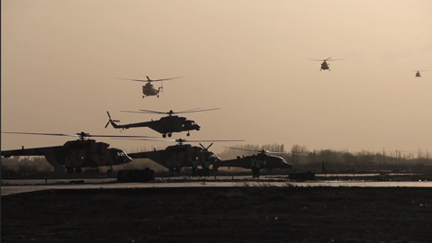 新疆军区某陆航旅：多机型跨昼夜飞行 