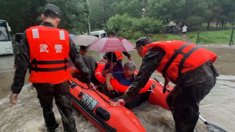 北京连续强降雨 2000余名武警官兵抢险救灾  