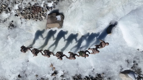 跨冰河翻雪山 边防官兵巡守海拔5200米边防线