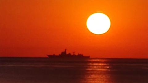 朝阳与军舰同框，国泰民安在此刻具象化