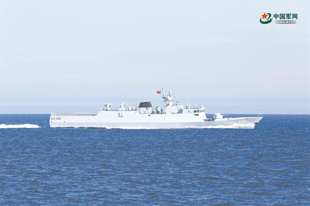 北部战区海军某护卫舰支队组织海上巡逻