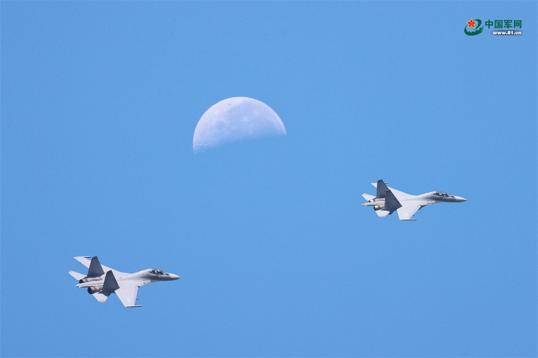 奔赴指定训练空域。