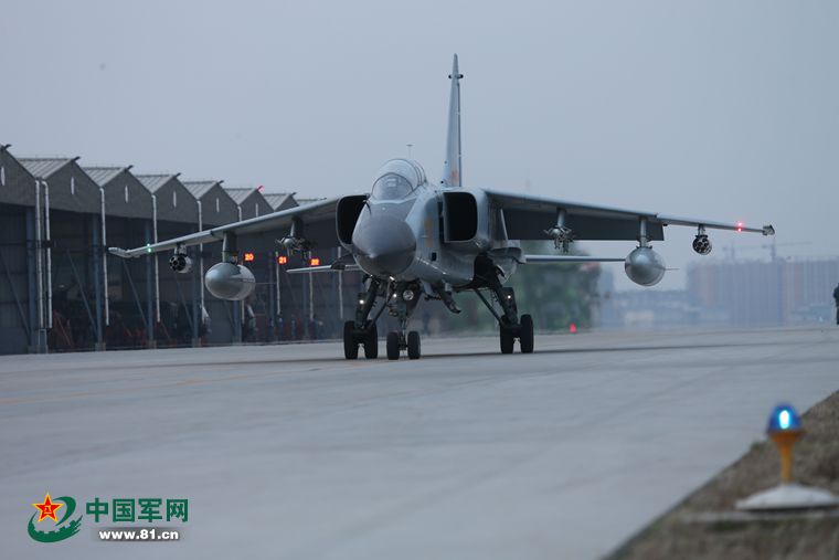 我国首批“飞豹”战机前舱女飞行员即将诞生