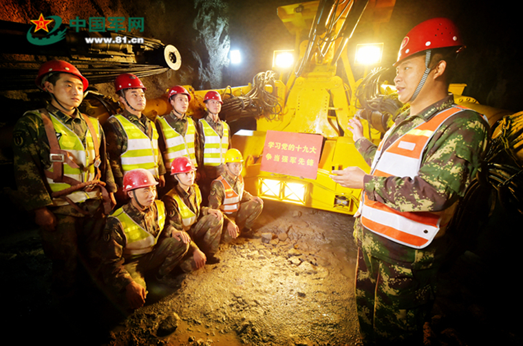 火箭军基层官兵在地下"龙宫"的"工地课堂"宣讲十九大报告内容.