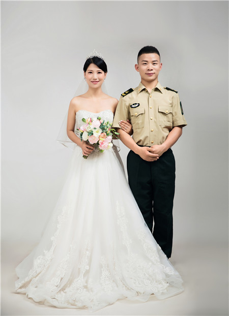 军嫂婚纱照_军人军嫂情侣卡通头像(2)