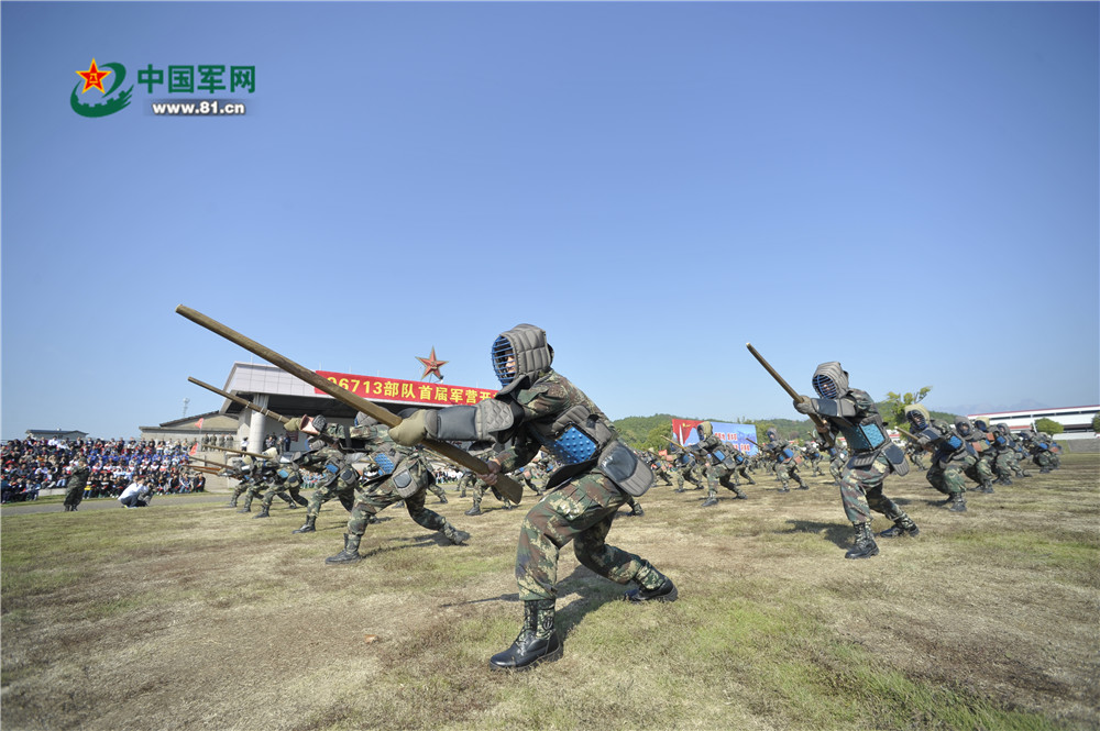 刺杀训练展示现场,官兵们手持枪械前刺,后刺,左突刺,右突刺,一招一式