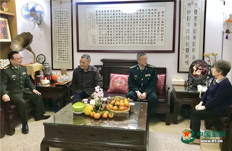 广东潮州军分区走访慰问战斗英雄麦贤得