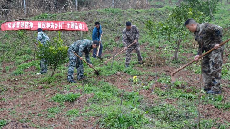 营山县人武部：助力乡村振兴，帮扶村里弘扬雷锋精神