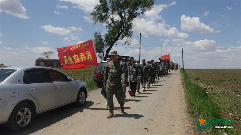 辽宁省开原市突遭龙卷风袭击 人武部组织民兵展开救灾行动