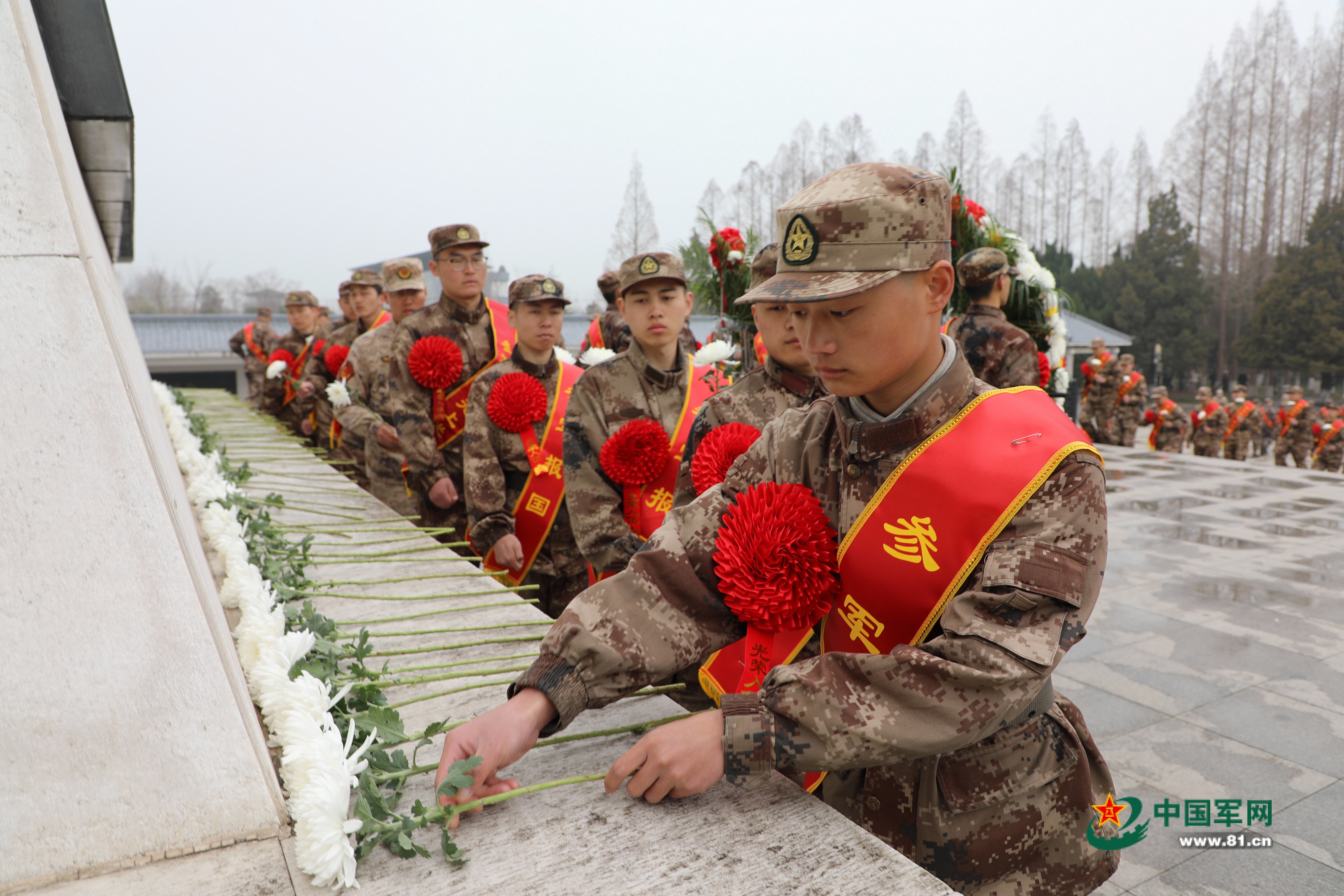 向英烈敬献鲜花（张祎曙摄影）