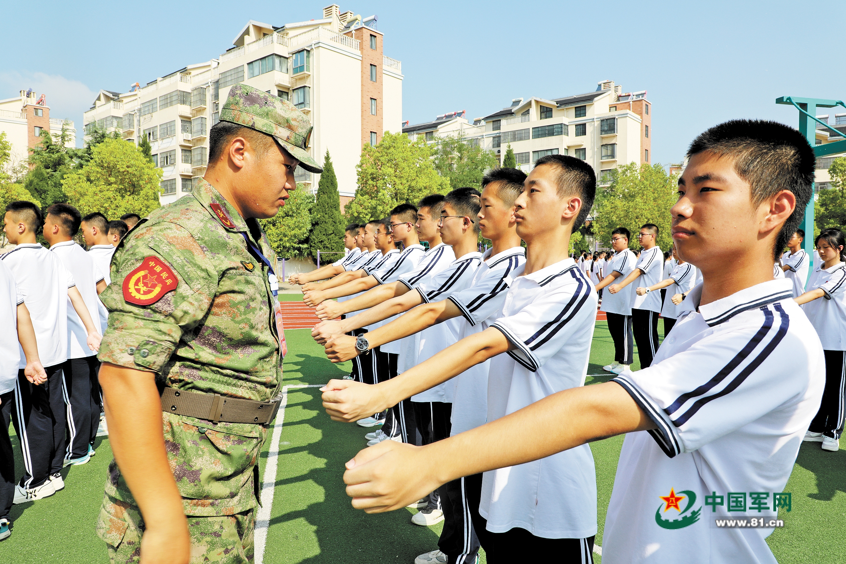 安徽省萧县军地合力组织高一新生军训，上好“开学第一课”