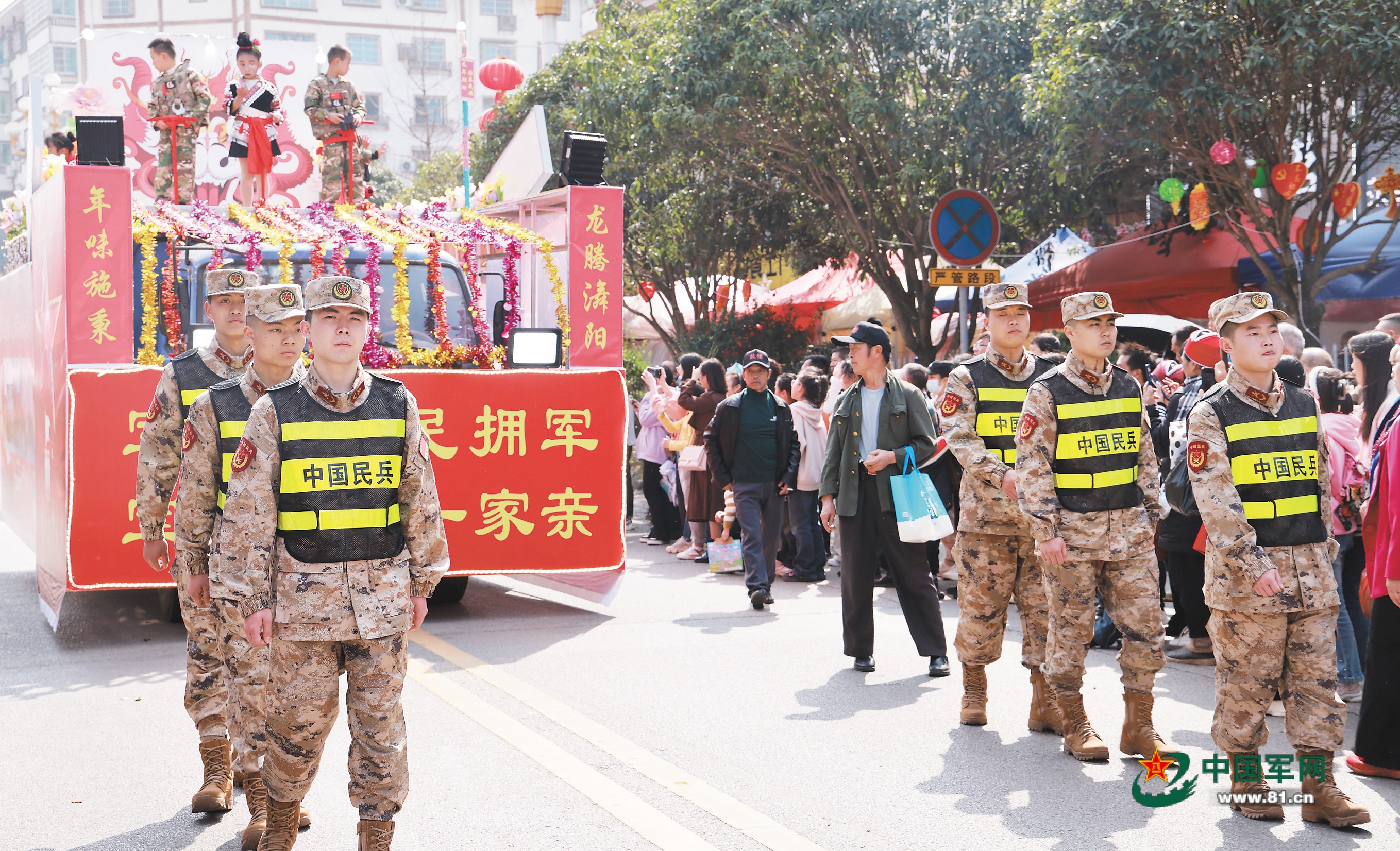 贵州省施秉县：灯会现场驶来国防教育彩车