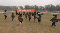 “六一”节，兵哥哥带娃娃们体验不一样的童年