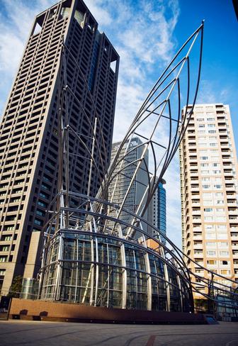 日本·大阪：国立美术馆 大阪国立美术馆是日本国家级美术馆，它是由640块长5米、宽12米的陶瓷板制作而成的米罗的强有力的作品为中心。该馆介绍展示以当代艺术为主，从作品的收藏、展览以及展品的陈列，不仅能让参观者直接地感受到日本当代艺术的魅力，同时也能让观众充分地了解到日本和世界艺术的发展新趋势。