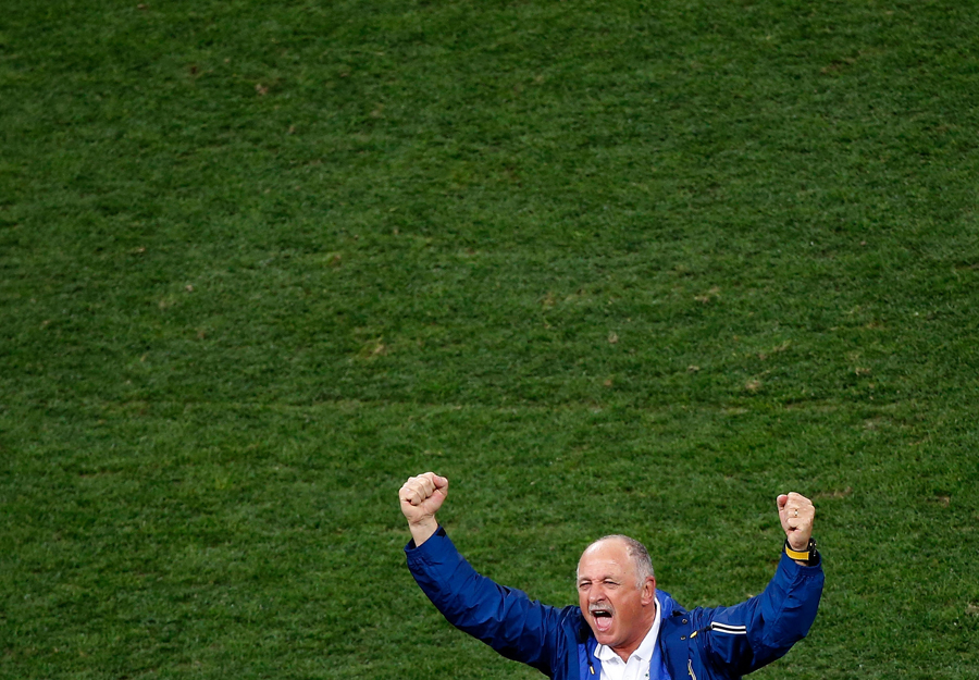 巴西队主教练路·斯科拉里在比赛后庆祝。新华社记者 廖宇杰 摄
