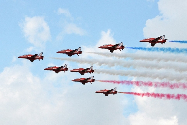 英皇家空军国际飞行特技表演:“红箭”飞机似要相撞