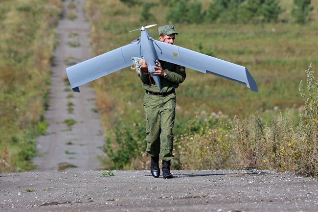 俄军单兵无人机配高档军用笔记本电脑