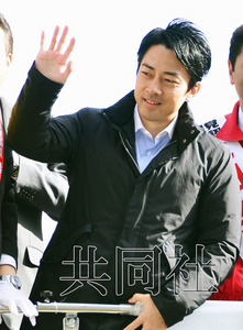 日本朝野推出人气辩手小泉之子为安倍政府拉票
