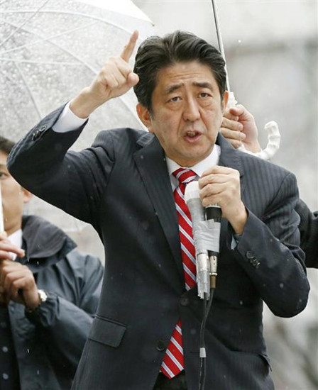 日本首相安倍晋三冒雨在街头演说,为自民党拉票.(资料图)