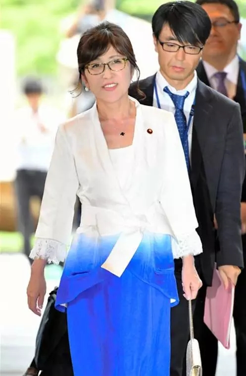 日本新任防卫大臣:从淑女到鹰派的大变身