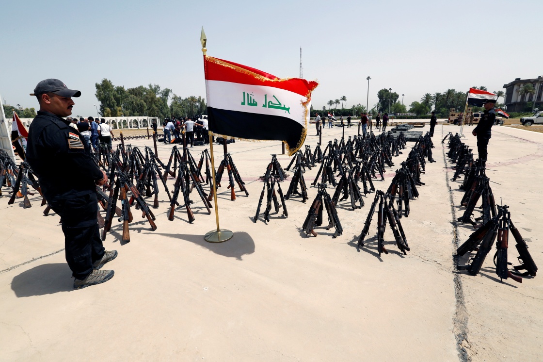 伊拉克军方展示收缴的极端组织武器装备