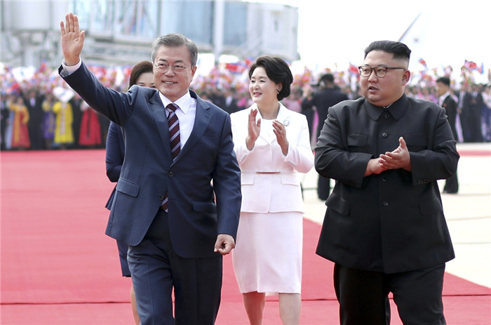 9月18日,韩国总统文在寅(前左)与朝鲜国务委员会委员长金正恩(前右)在