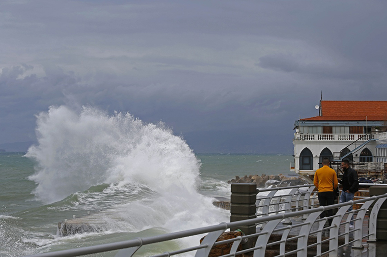 暴风加暴雨的天气 309c237042191fa92d1618.jpg