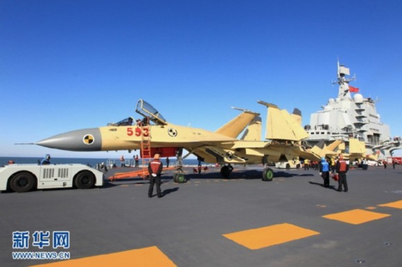  歼—15飞机顺利在“辽宁舰”上着舰。新华军事记者 查春明摄  