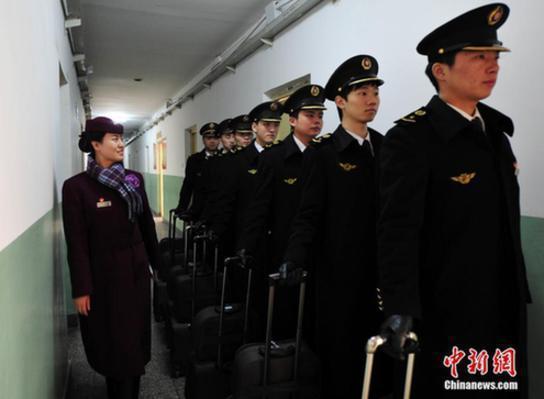   石家庄客运段排班室，清一色小伙子组成的高铁男子乘务组准备出发上车。