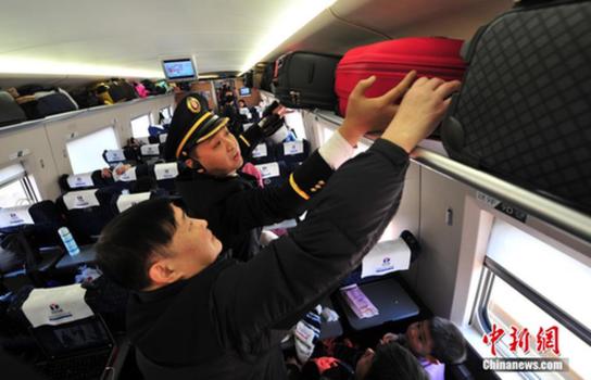     乘务长为旅客码放行李。