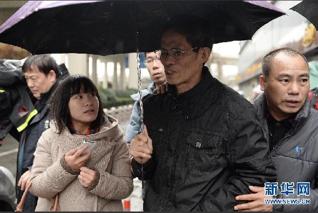 2月18日，被告人林森浩父亲（右二）宣判后走出法院。