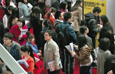 北京校园招聘会_直击2013春招现场 毕业生就业冰火两重天(5)