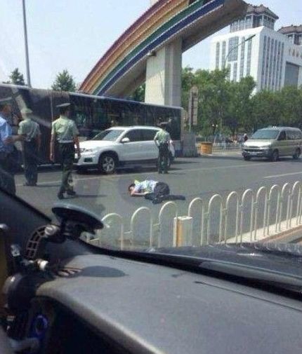 无牌奥迪车将执勤交警撞飞