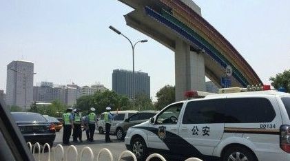 目前被撞伤的交警正在抢救中。