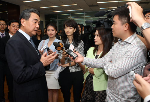 外交部全球领事保护与服务应急呼叫中心启动