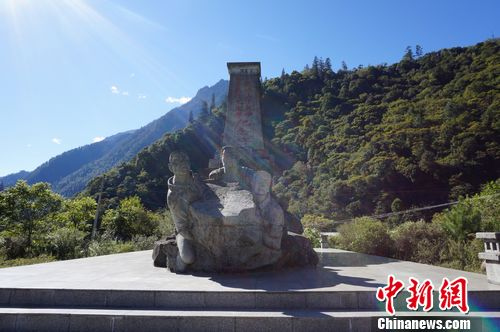 川藏线十英雄纪念碑：部队运物资到这都有纪念活动