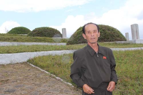 　李成勋老人在墓地讲解时含着泪光 