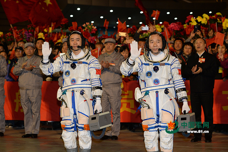 神舟十一号航天员景海鹏陈冬出征