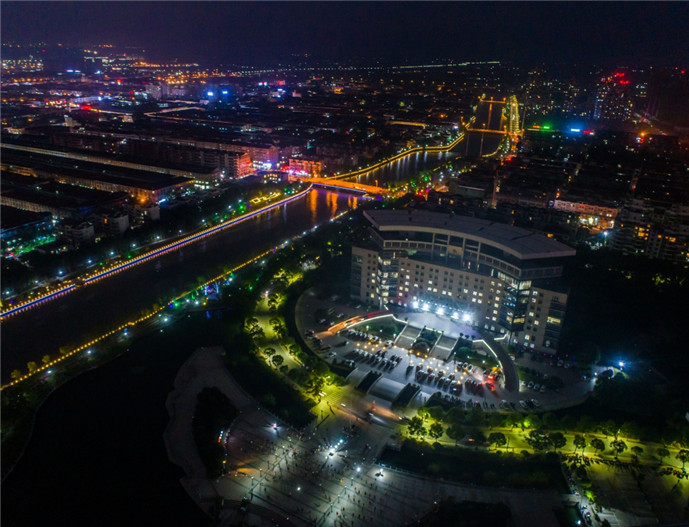 空中俯瞰织里镇夜景(8月21日无人机拍摄).新华社记者 徐昱摄