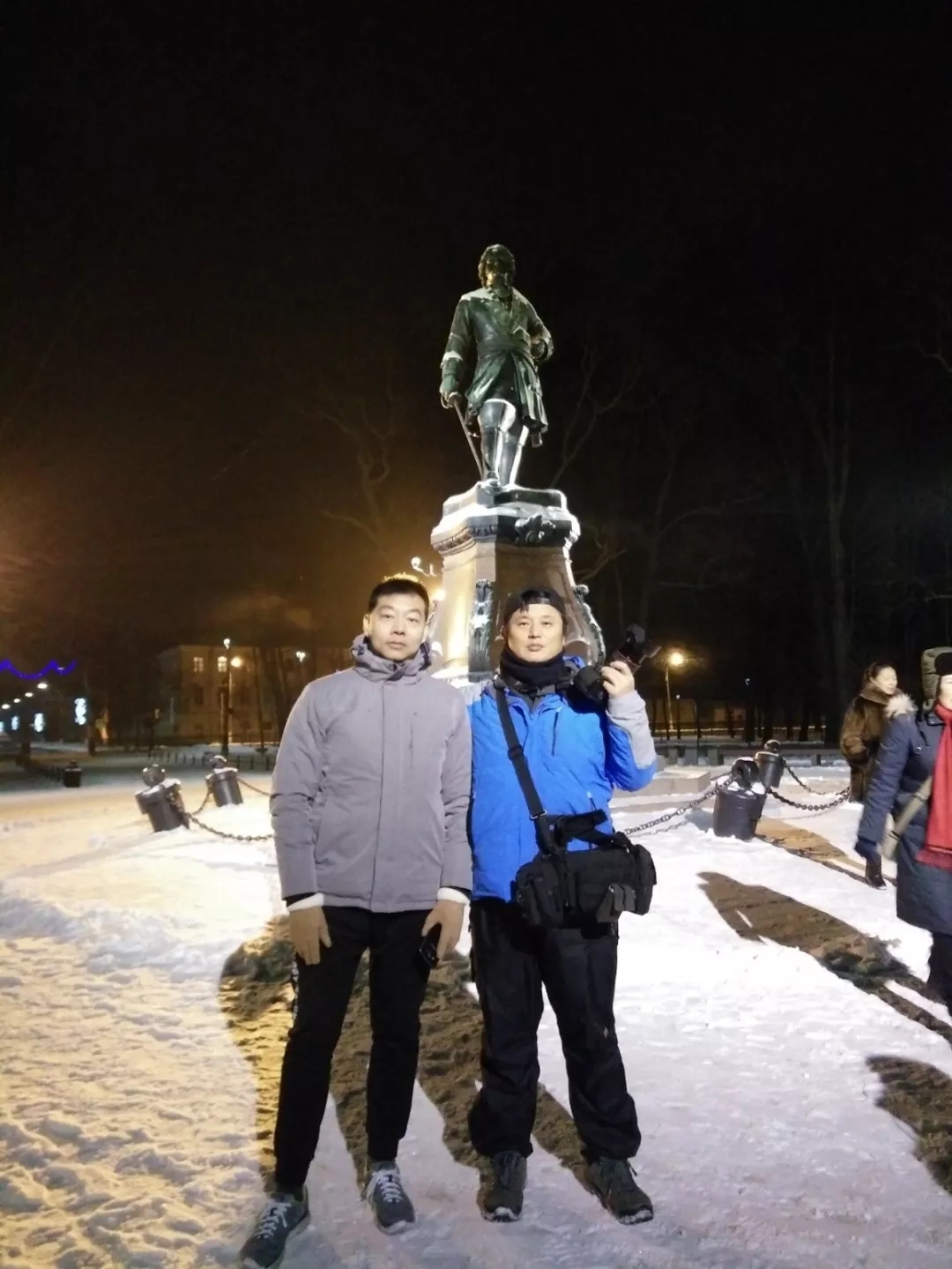 中国旅行团在俄遭抢劫,两名山东大汉击退仨歹