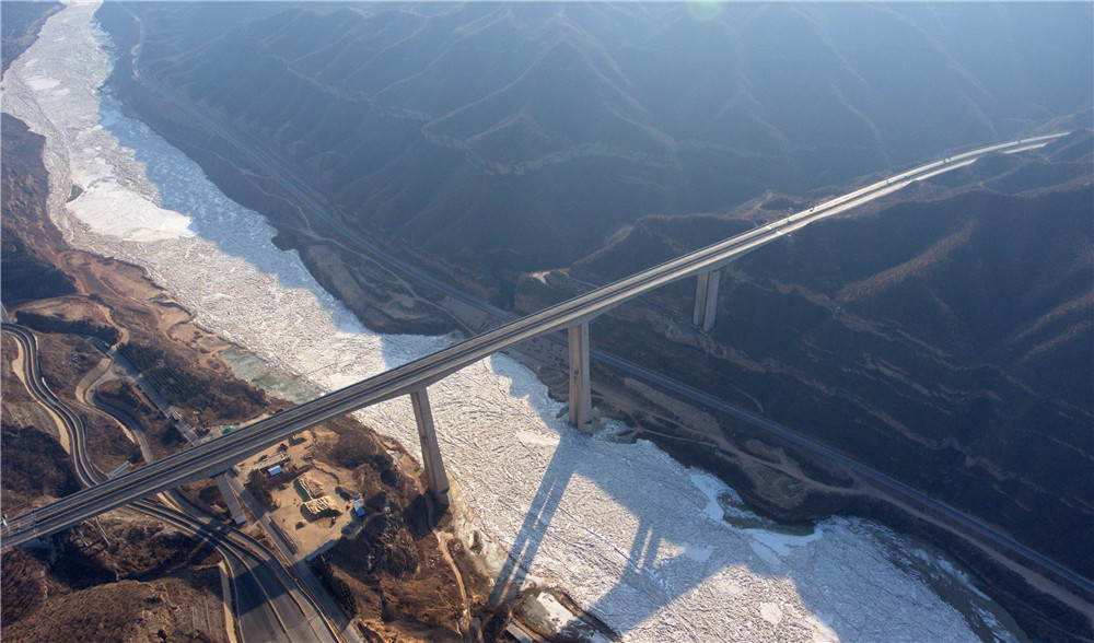 银色巨龙--黄河临汾段现流凌景观