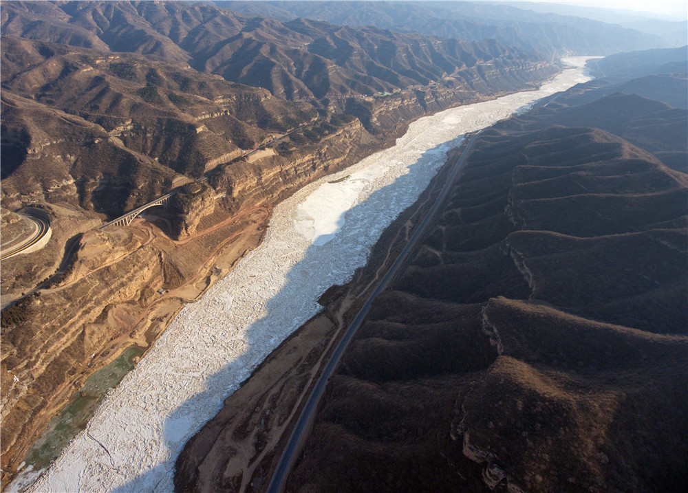 银色巨龙--黄河临汾段现流凌景观