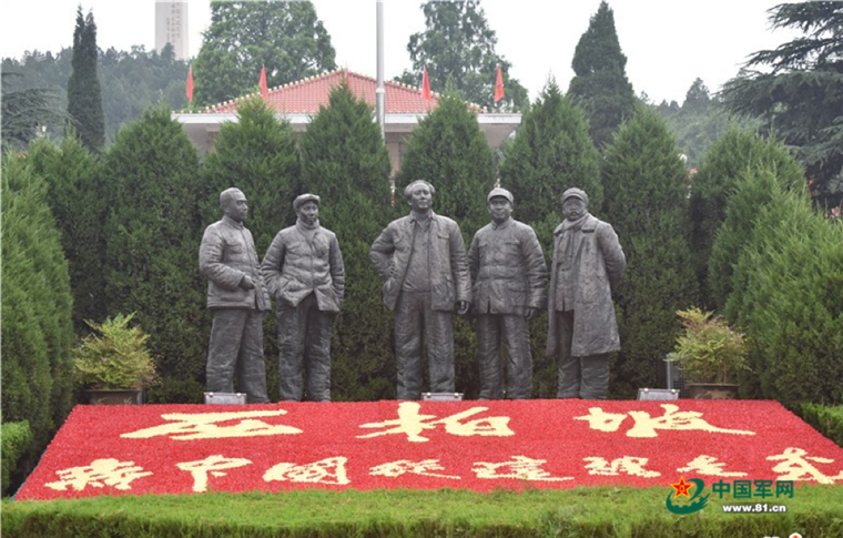 西柏坡广场"五大书记"雕塑 周全 摄