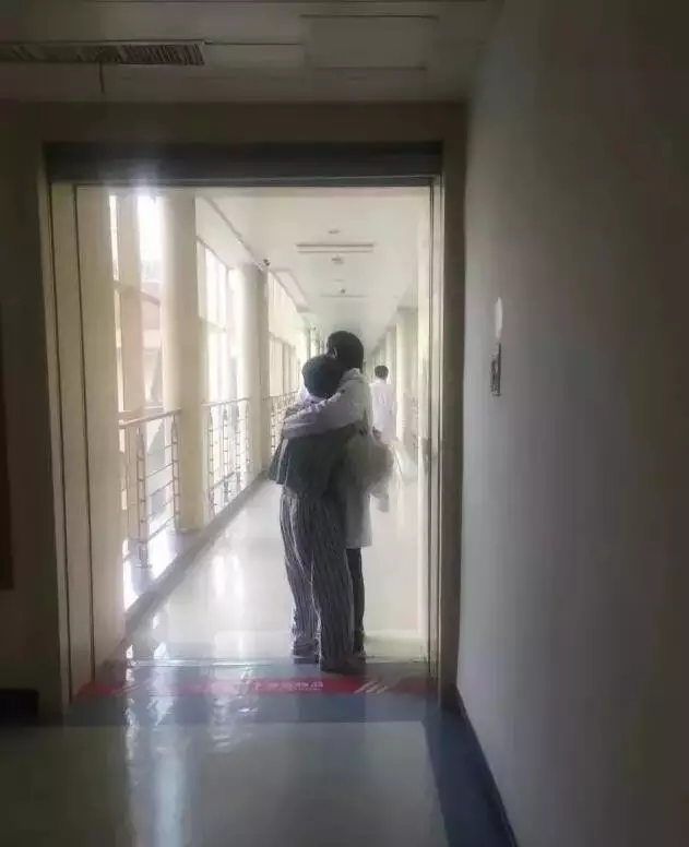 最美抱姿!两岁男童做完手术无助大哭,被他一把